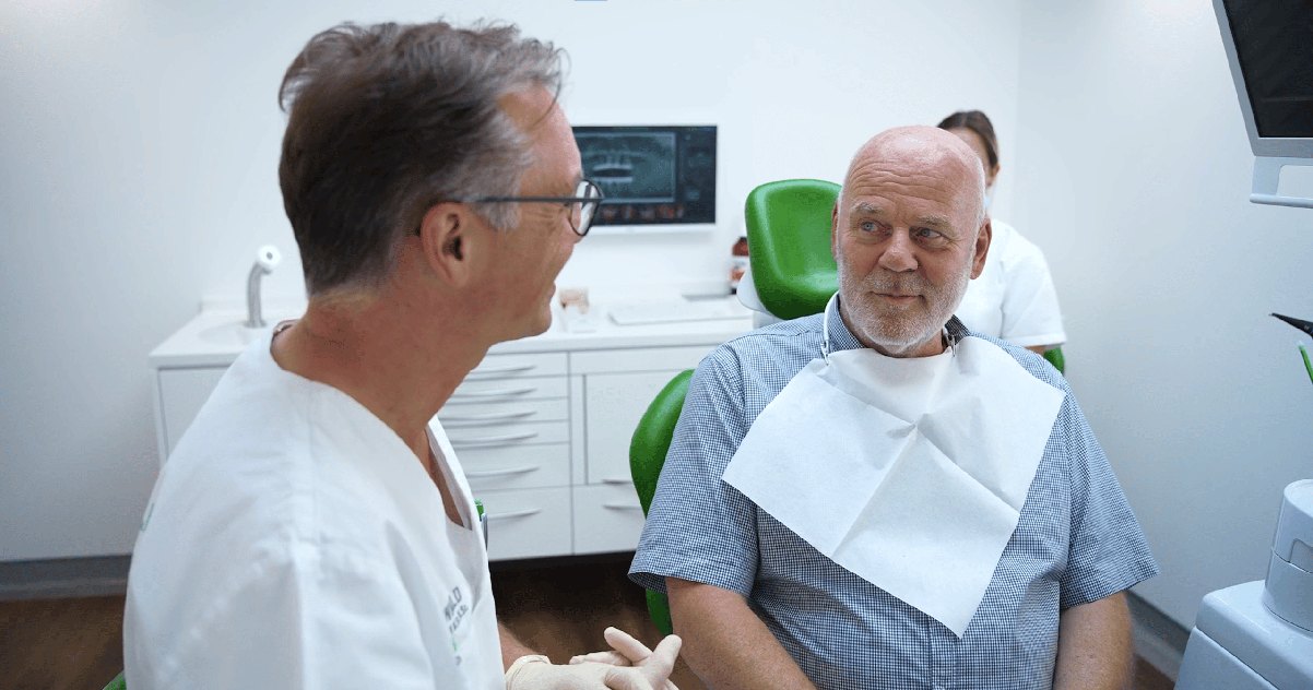 Hon. Prof. Dr. Dirk Grünewald im Beratungsgespräch mit einem Patienten